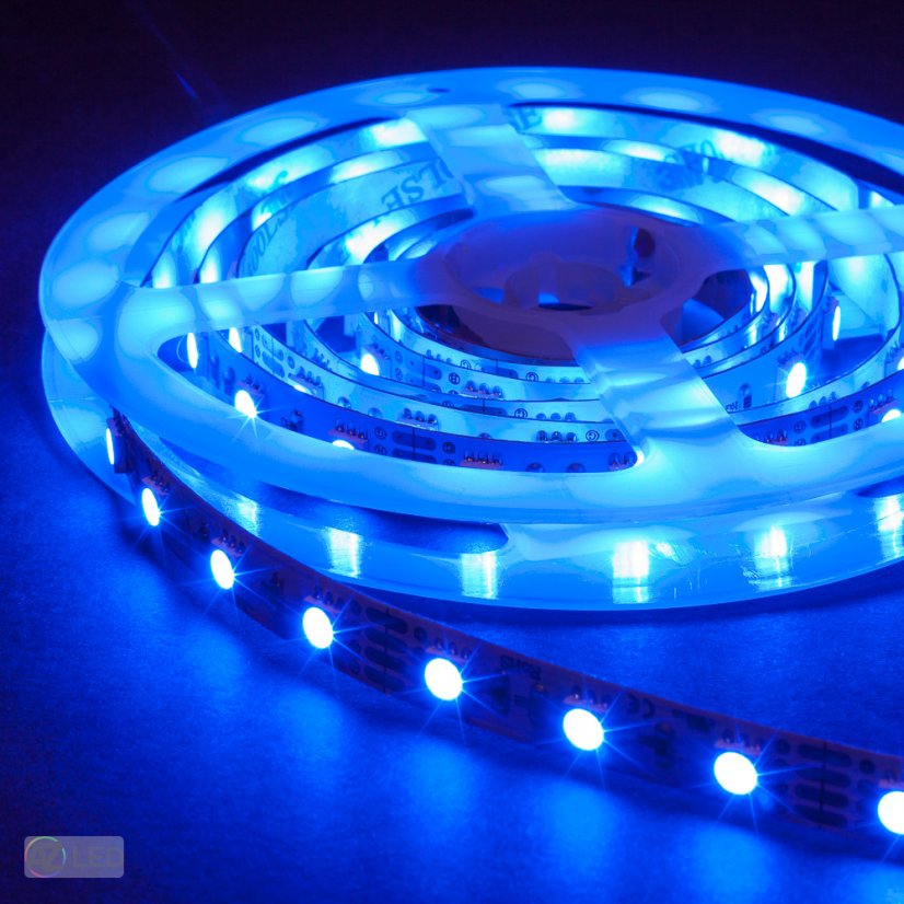 RGB LED pásek 14,4W 300SMD vnitřní černý podklad zapnutý modrá