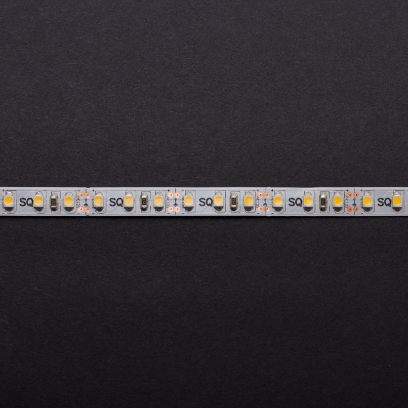 LED pásek 9,6W SQ3-600 vnitřní detail černý podklad vypnutý