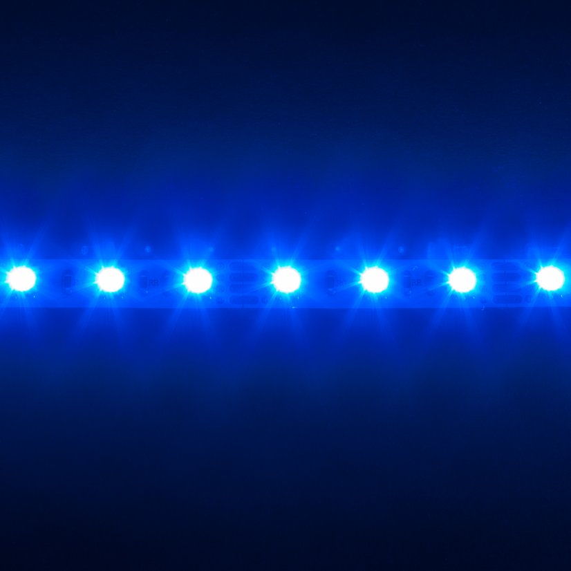 RGB LED pásek 14,4W 300SMD vnitřní detail černý podklad zapnutý modrý RGB LED pásek 14,4W 300SMD vnitřní detail černý podklad zapnutý modrý