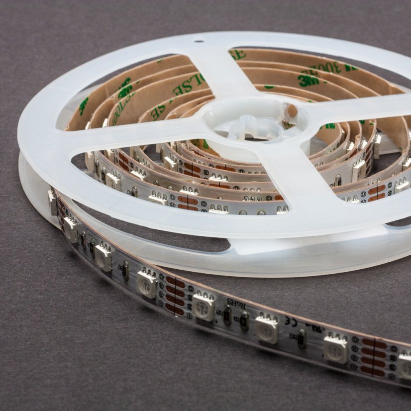 RGB LED pásek 14,4W 300SMD vnitřní kotouč černý podklad vypnutý RGB LED pásek 14,4W 300SMD vnitřní kotouč černý podklad vypnutý