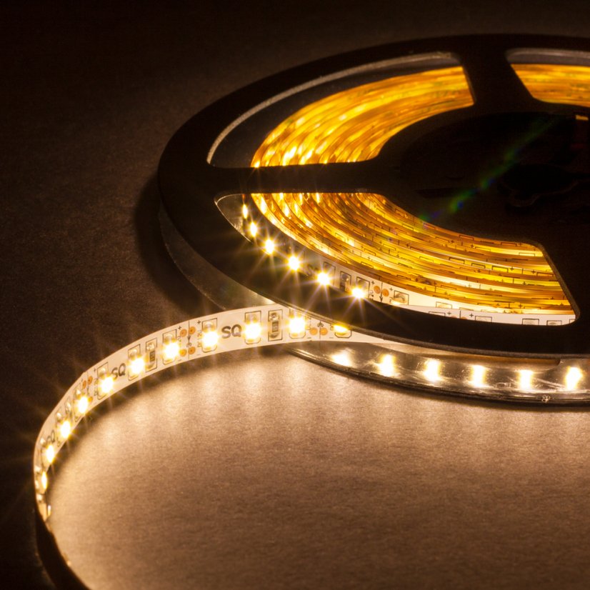 LED pásek 9,6W SQ3-600 vnitřní černý podklad zapnutý