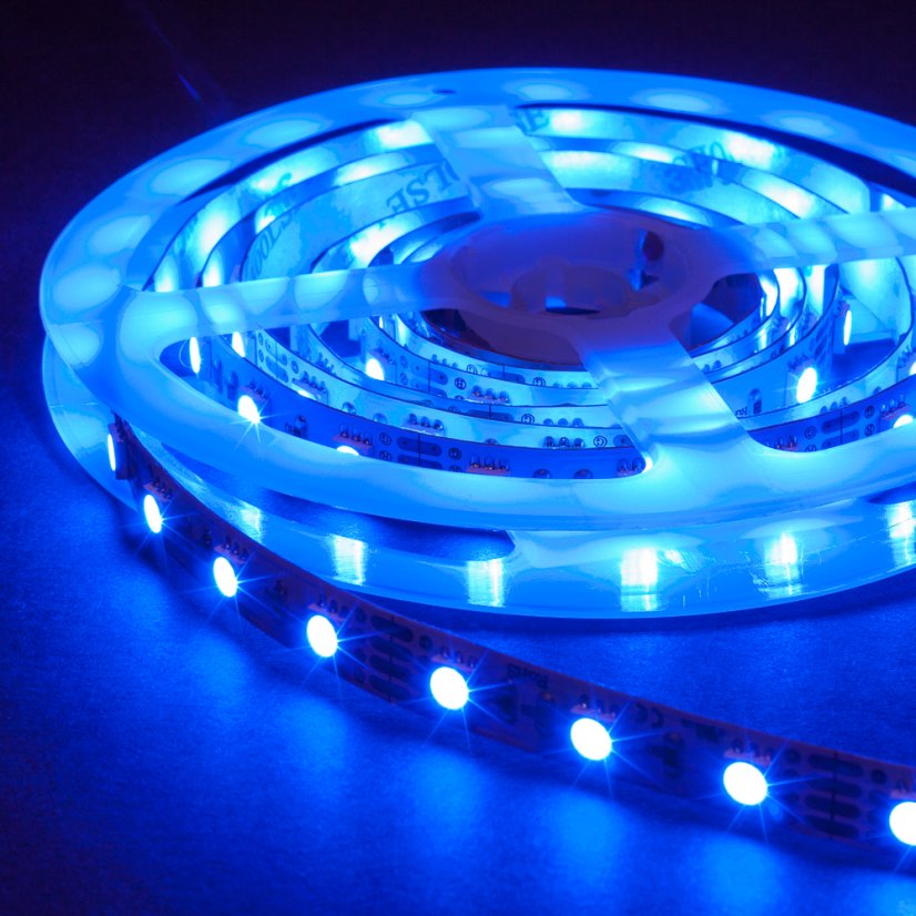 RGB LED pásek 14,4W 300SMD vnitřní černý podklad zapnutý modrá RGB LED pásek 14,4W 300SMD vnitřní černý podklad zapnutý modrá