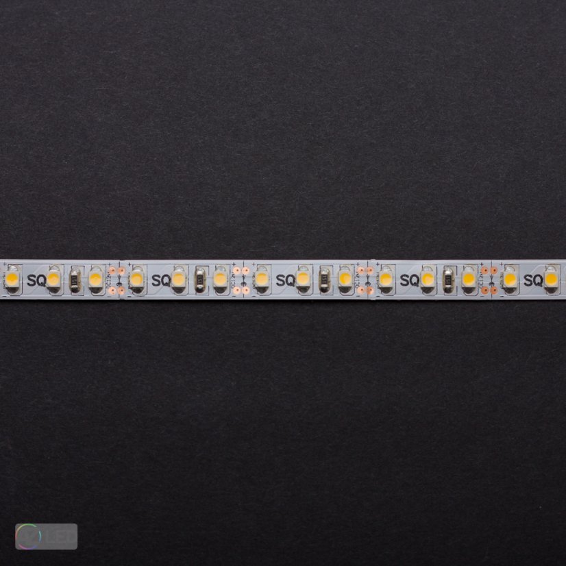 LED pásek 9,6W SQ3-600 vnitřní detail černý podklad vypnutý