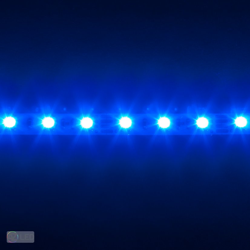 RGB LED pásek 14,4W 300SMD vnitřní detail černý podklad zapnutý modrý